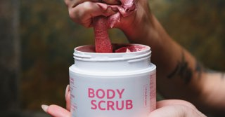 Як користуватись скрабом для тіла: прості правила для м’якої та гладкої шкіри