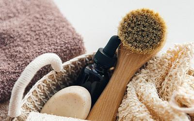 Масаж сухою щіткою: як правильно робити драйбрашинг для гладкої і здорової шкіри