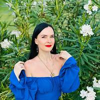 Блогерка та письменниця